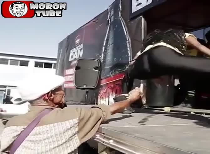 Video :During a performance, an elderly pervert attempts to finger a dancer